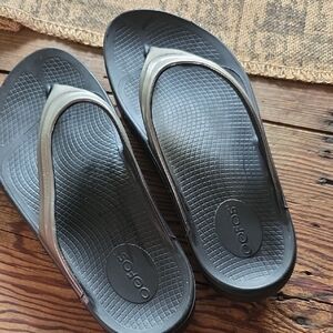 OOFOS Women's Black and Gray Sandals